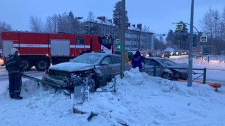 Соцсети: в серьезном ДТП в Ноябрьске пострадали два человека