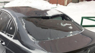Жителю Ноябрьска продавило BMW упавшим с крыши стройматериалом