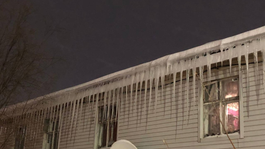 В Салехарде некачественно убирали снег с крыш сразу 52 многоквартирников 