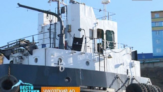 На Чукотке, спустя 14 месяцев ремонта, на воду спустили самоходный плашкоут