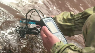 Ямальские гидрогеологи взяли пробы воды в реках Салехарда