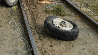 В Лабытнанги движущийся поезд протаранил легковушку. ВИДЕО