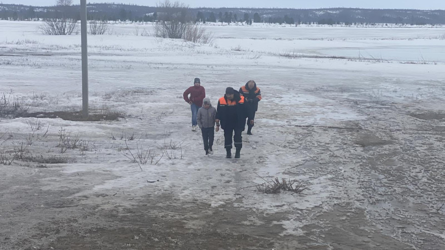 Разгуливали по тонкому льду: на Ямале спасли 2 детей 