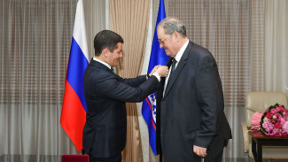 Губернатор Ямала вручил первую памятную медаль, посвящённую 90-летнему юбилею ЯНАО