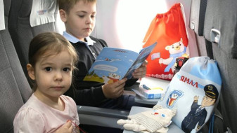 Путешествовать с Ямалом стало еще приятнее: авиакомпания выдает новые детские наборы