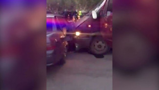 «Полдвора разнес!» В Новом Уренгое пьяный водитель «Газели» протаранил сразу несколько машин (ВИДЕО)