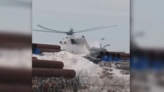 В сеть попало видео жесткого приземления вертолета на месторождении в Тазовском районе