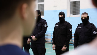 «Варк» раскрывает лица: люди в форме поздравили юных ямальцев с Новым годом