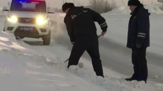С лопатой и рулеткой в руках: сотрудники ДПС проверили качество уборки снега в Салехарде