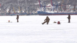 Пока лед не треснет. Магаданские рыбаки готовы рисковать жизнью ради корюшки