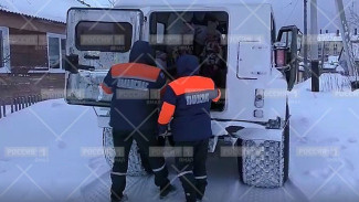 На Ямале спасатели эвакуировали с зимника трех детей с бабушкой