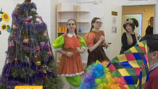 Артисты губкинского ДК «Олимп» поздравили юных пациентов больницы с наступающим Новым годом