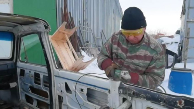 Ямальский пенсионер восстанавливает машины для бойцов СВО 