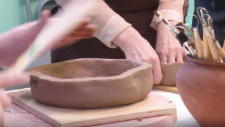 От мягкого теста до готовой работы: секреты керамики раскрыли в Лабытнанги