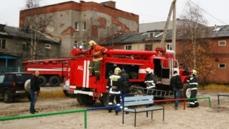 На Ямале полыхал жилой дом, огнеборцы спасли 6 человек
