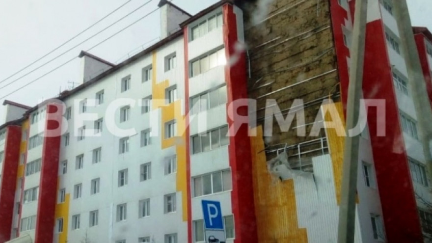 В Салехарде ветром оторвало кусок обшивки на здании Медико-санитарной части МВД