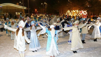 Оригинальный флешмоб: 90 Снегурочек поздравили ноябрян с юбилеем округа и наступающим Новым годом