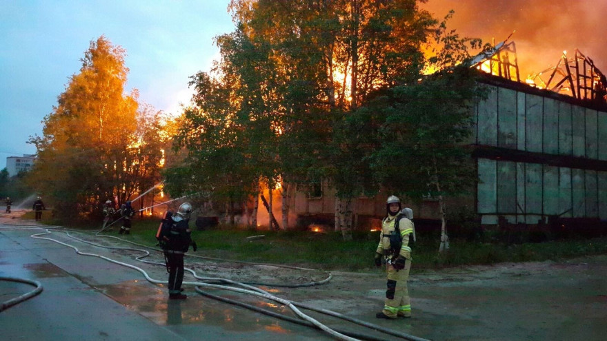 В Ноябрьске ночью сгорел расселенный деревянный дом 