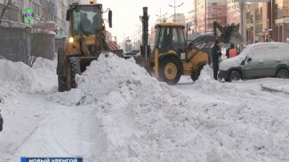 Снег идет, а чьи сугробы? В Новом Уренгое пешеходы рискуют скатиться под колёса автомобилей
