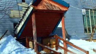 Снежная глыбина проломила крыльцо дома в Салехарде