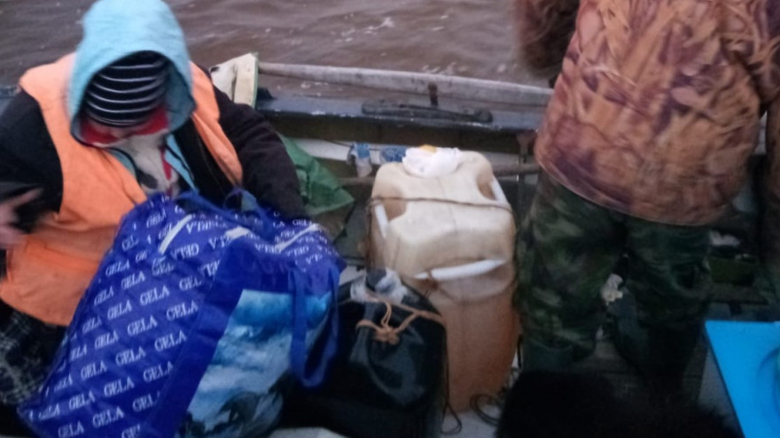 На Ямале спасатели 2 дня искали людей, попавших в беду на реке
