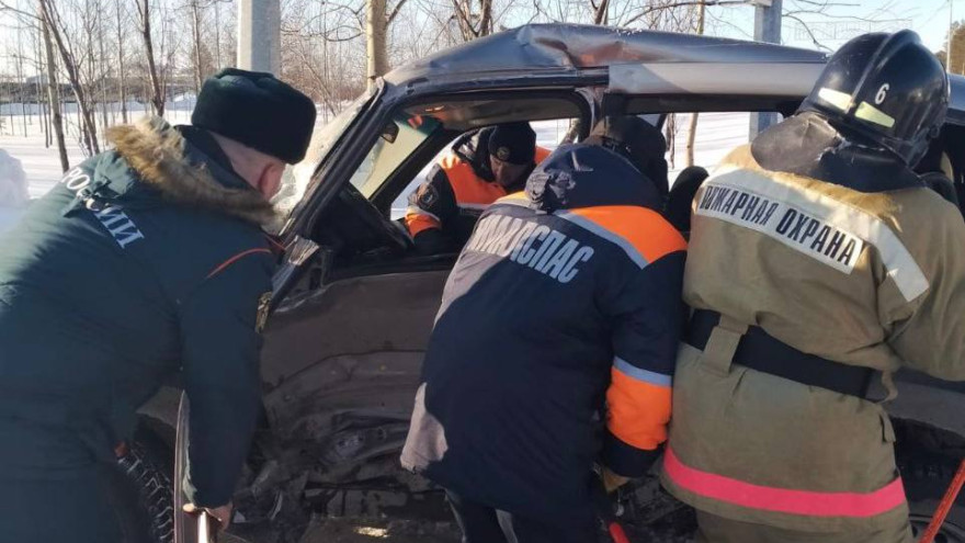 Пожарные Муравленко помогли троим пострадавшим в ДТП