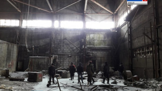 В Надыме добровольцы перекрывают доступ на развалины завода, где погиб ребенок