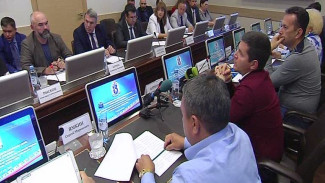 В Новом Уренгое губернатор провел совещание с застройщиками округа и представителями банков