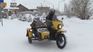 Два уральца проехали 1800 километров по зимним дорогам Ямала на мотоцикле с коляской