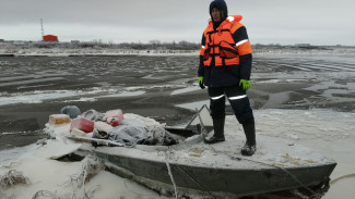 На Ямале в подтопленной заснеженной лодке спасатели нашли тела двух мужчин