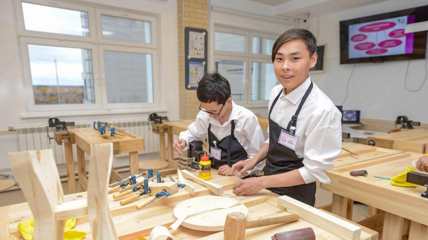 Ямальские школьники из числа КМНС получат электронный сертификат на покупку одежды и обуви