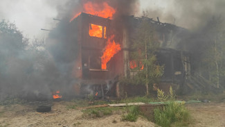 В Ноябрьске полыхал расселенный многоквартирник ВИДЕО