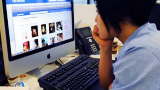 Правительство поручило проработать вопрос о запрете пользоваться соцсетями на работе
