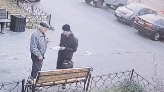 Курьера телефонных аферистов с поличным задержали в Ноябрьске