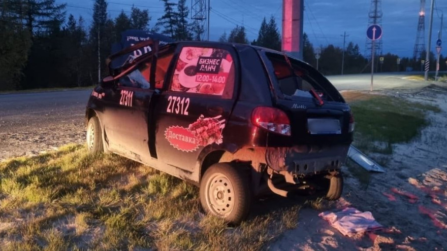 В Пуровском районе автомобиль врезался в опору ЛЭП