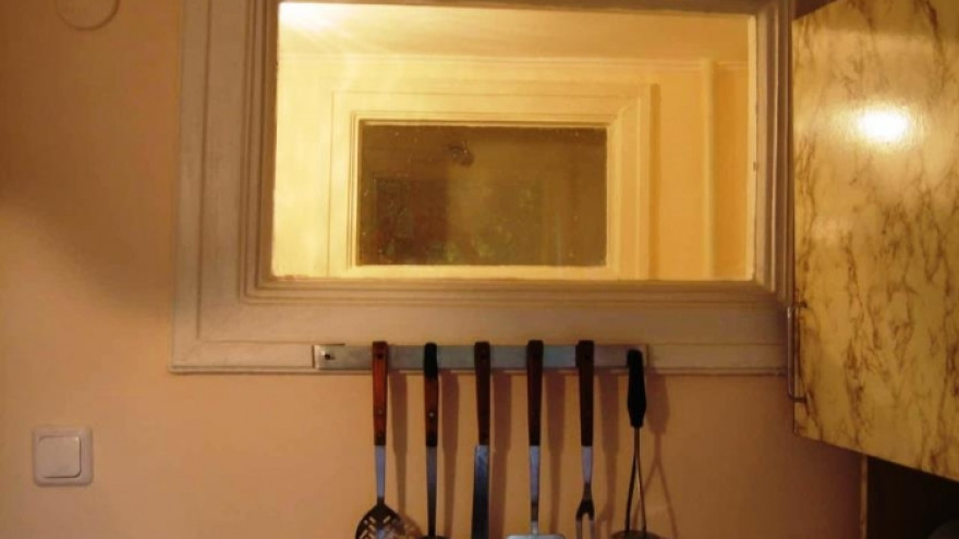 Зачем раньше строили дома с окном между кухней и ванной