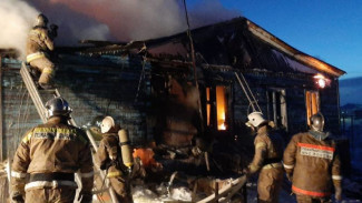 На Ямале 60 огнеборцев 4 часа тушили пожар в жилом доме: есть пострадавшие