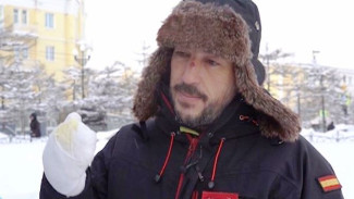 «Ты чего, ненормальный что ли?»: испанский путешественник чудом не замерз на колымской трассе