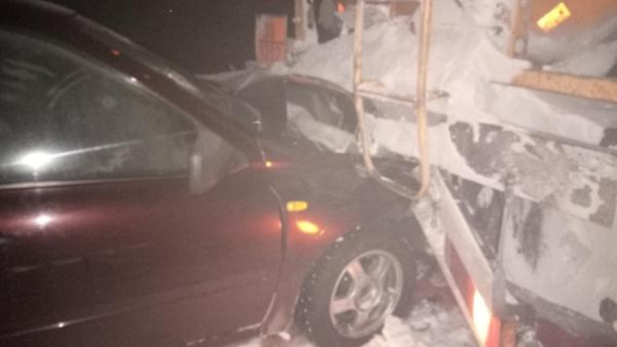 В Тазовском районе легковушка врезалась в бензовоз