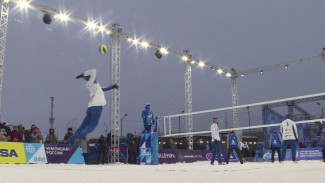Пляжная игра в снежном исполнении: волейболисты со всей страны соревнуются в Новом Уренгое