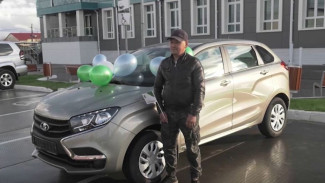Жителю Красноселькупа вручили ключи от автомобиля Lada XRAY