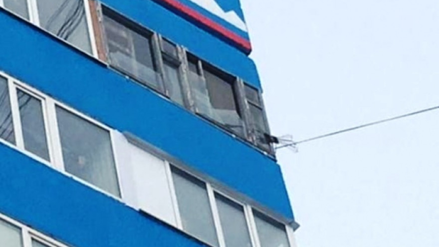 «Могут пострадать люди!» Новоуренгойцы опасаются свисающего стекла с балкона высотки, которое грозит упасть