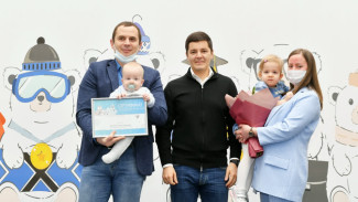 Дмитрий Артюхов вручил молодым семьям Ноябрьска жилищные сертификаты 