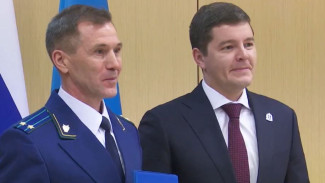 Дмитрий Артюхов вручил благодарности сотрудникам прокуратуры