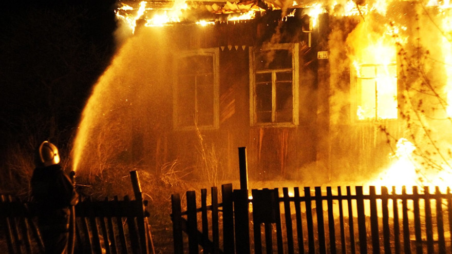 В Тарко-Сале загорелся частный дом