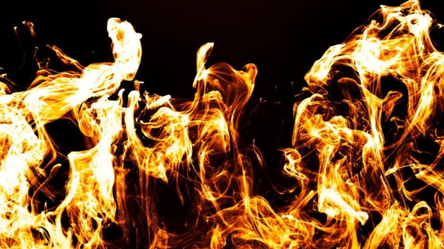 Уже второй месяц в Ноябрьске горит один и тот же дом