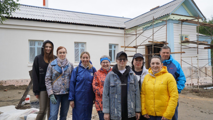 В Салехарде волонтеры наводили порядок на объекте культурного наследия