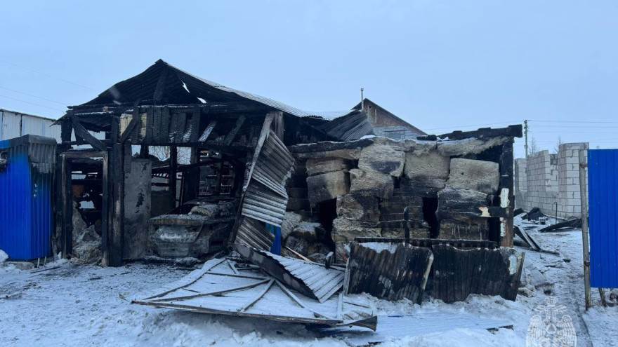 Пожарные потушили огонь в частном доме в Новом Уренгое