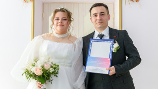 Семья из Ноябрьска получила первые на Ямале сертификаты для молодоженов