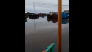 В экстренной службе прокомментировали ситуацию с наводнением в Тазовском районе, где жилые дома превратились в пристани